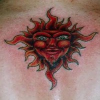 Tatuaje del sol rojo aspecto humano
