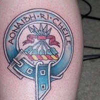 aonaibh ri cheile su emblema colorata tatuaggio