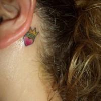 piccolo cuore incoronato tatuaggio diettro l'orecchio
