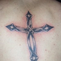 croce manimalistico trafori tatuaggio