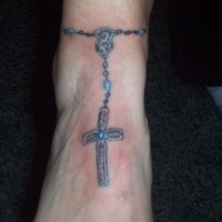 tatuaje de cruz en brazalete
