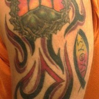 croce di calvario con colomba stupefacente tatuaggio