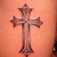 Le tatouage de croix géométrique