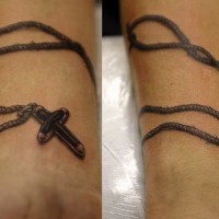 collana con croce bracciale tatuaggio