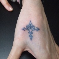 tatuaje en la mano de tracería de pequeña cruz