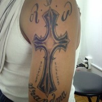tatuaje conmemorial en el brazo de cruz jeráldica