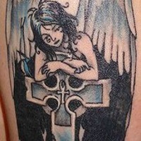 tatuaje conmemorial de Angel en una la´pida
