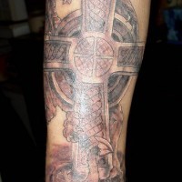 Le tatouage de pierre tombale en croix avec un dragon de Moyen Âge