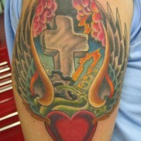 Geflügeltes Herz mit  Kreuz Grabstein Tattoo