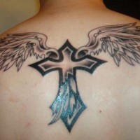 Le tatouage de croix aillé à l'encre noir sur le haut du dos