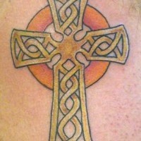 tatuaje de cruz dorada en estilo céltico