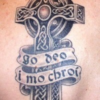 tatuaje 3D de cruz de lápida