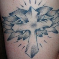 croce alata inchiostro nero tatuaggio