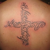 croce fatta di nome di parenti tatuaggio sulla schiena