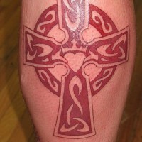 croce stile celtica con cuore inchiostro rosso tatuaggio