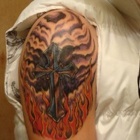 croce nera in fiamme tatuaggio sulla spalla