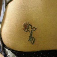 piccolo croce con rose femminile tatuaggio