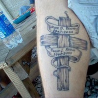 Le tatouage mémorial de croix en bois