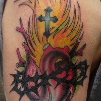 cuore nelle spine e fiamme colorate tatuaggio