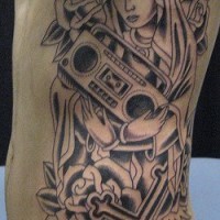 Le tatouage de Marie avec un croix et une radiocassette