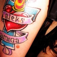 Le tatouage de croix de l'amour à Amiga Alex