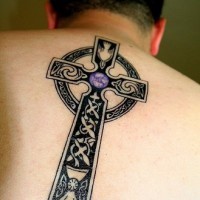Le tatouage de grande pierre tombale en forme de croix
