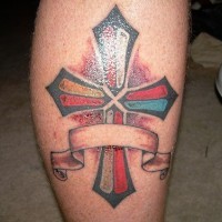 tatuaje incompleto colorido de cruz con cinta