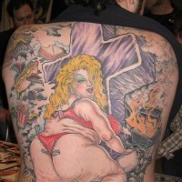 tatuaje en toda la espalda de cruz de lápida con una cazafortunas fea con grasa