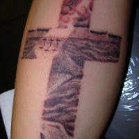Le tatouage de paysage calvaire dans le croix