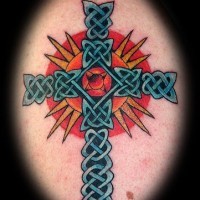 croce fatta di nodi celtici su sfondo rosso tatuaggio