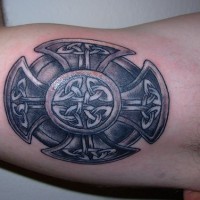 tatuaje de cruz maltesa en estilo céltico
