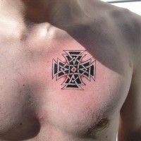 tatuaje en el pecho de tracería de cruz maltesa