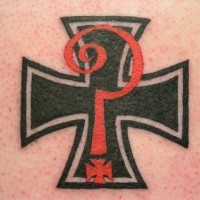 croce maltese con simbolo interrogativo tatuaggio