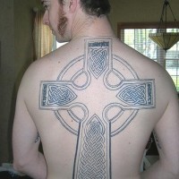 tatuaje en la espalda de enorme cruz de piedra sepulcral
