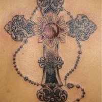 Kreuz und Rosenkranz schwarze Tinte Tattoo