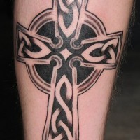 tatuaje en tinta negra de cruz céltica