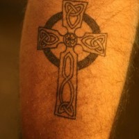 tatuaje simple de cruz céltica