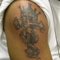 Gekröntes Kreuz mit Band Tattoo