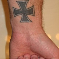 tatuaje en la muñeca de cruz maltesa