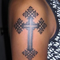 tatuaje en el brazo de tracería de cruz cristiana