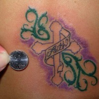 tatuaje colorido de cruz pequeña