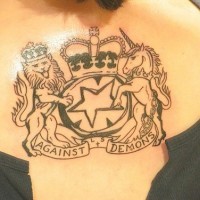 Le tatouage de lion et de licorne héraldiques avec une couronne