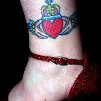 tatuaje en la pierna de anillo Claddagh con corona