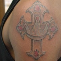 croce e corona con monogramma tatuaggio