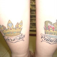 Le tatouage de couronnes sur les de deux jambes