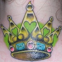 tatuaje de corona con luz verde y gemas
