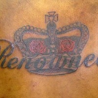 Farbiges Tattoo mit Krone und Rosen