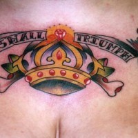 Le tatouage motivant avec une couronne et les moineaux