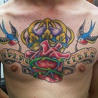 tatuaje en el pecho de gorriones sujetando el corazón coronado