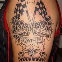 bandiera da corsa con rose e corona tatuaggio